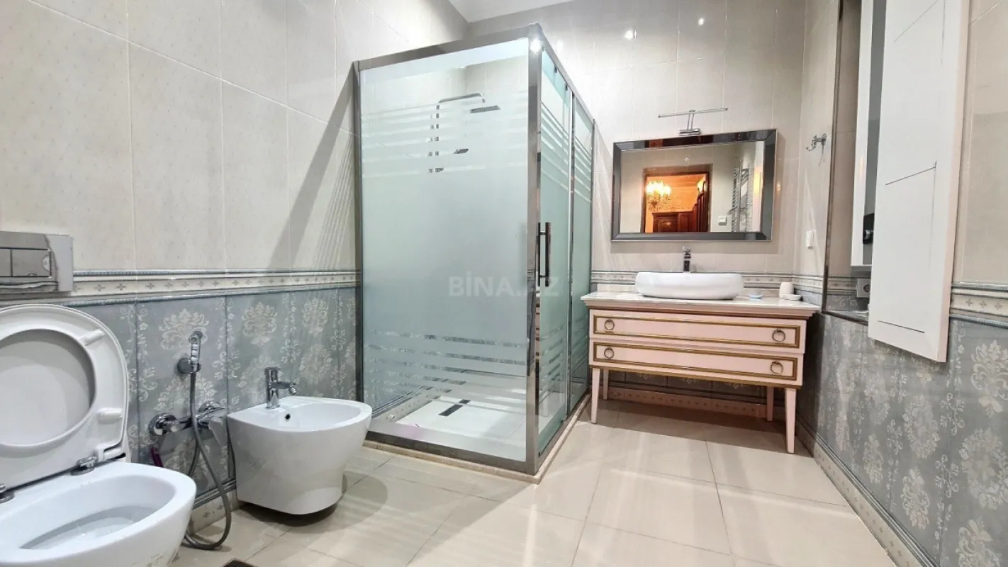 Satılır 5 otaqlı mənzil 200 m²