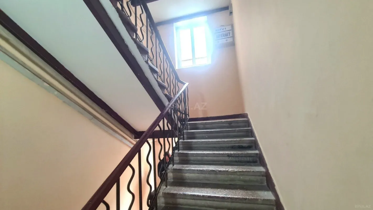 Satılır 5 otaqlı mənzil 200 m²