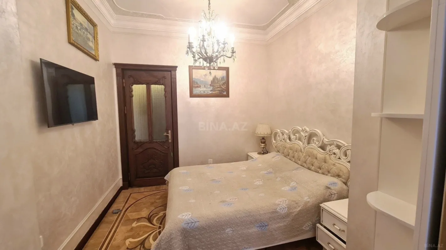 Satılır 5 otaqlı mənzil 200 m²