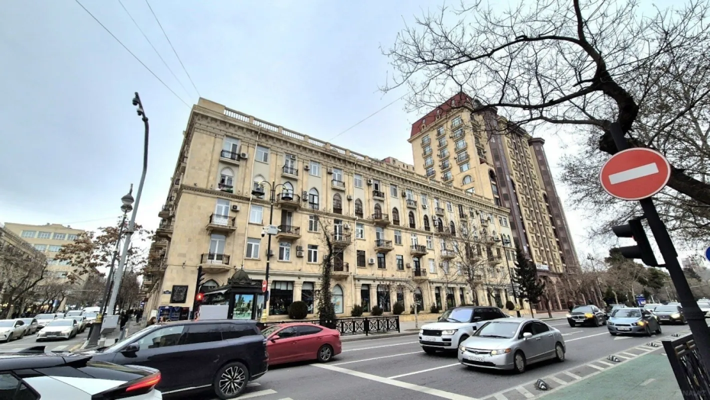 Satılır 5 otaqlı mənzil 200 m²