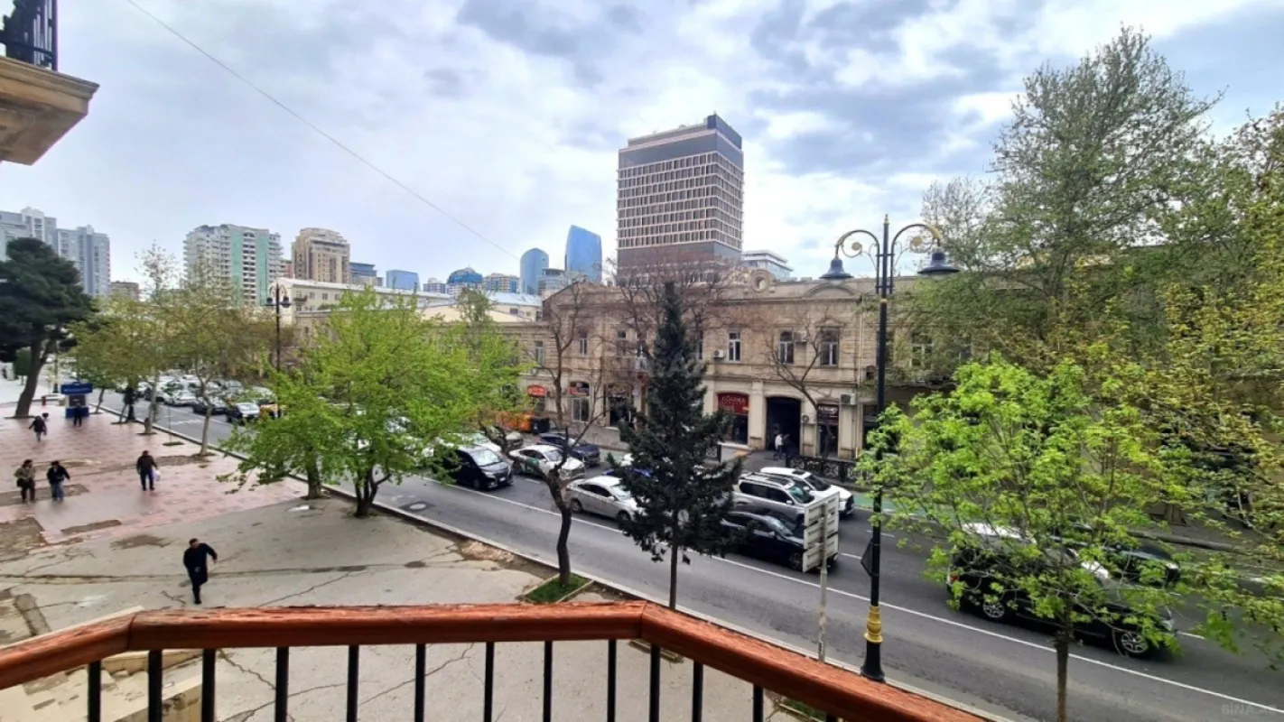 Satılır 5 otaqlı mənzil 200 m²