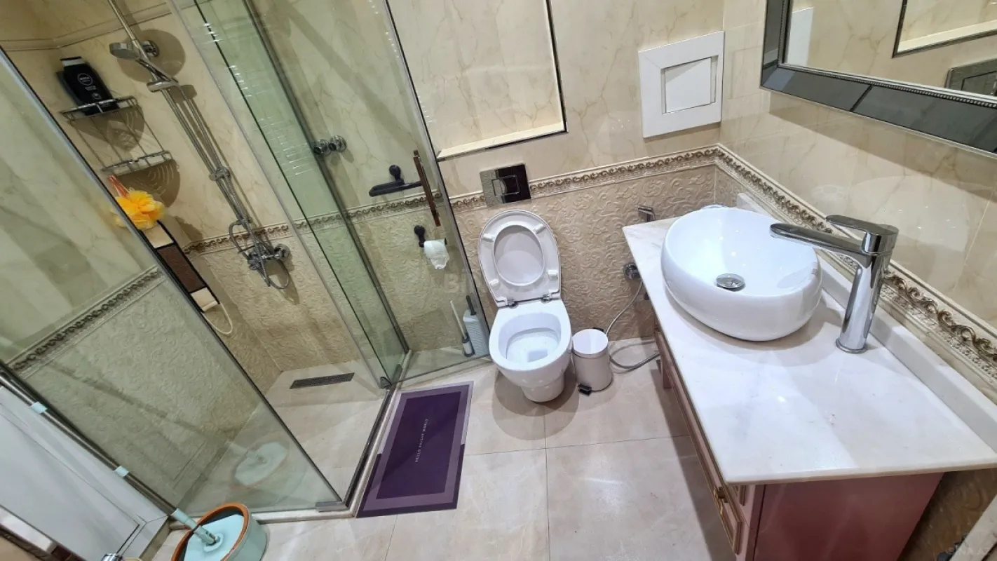 Satılır 5 otaqlı mənzil 200 m²