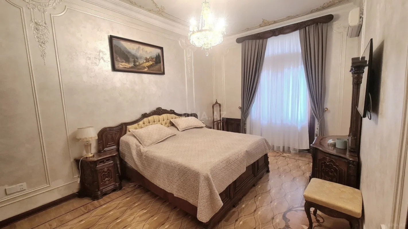 Satılır 5 otaqlı mənzil 200 m²