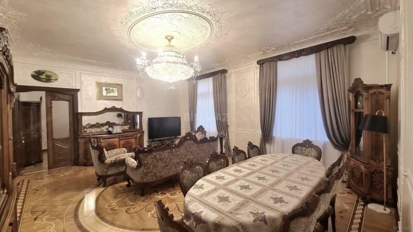 Satılır 5 otaqlı mənzil 200 m²