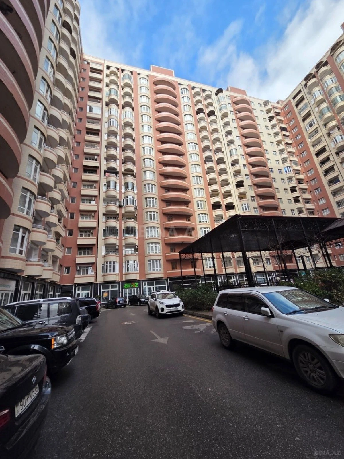 Satılır 3 otaqlı mənzil 137 m²