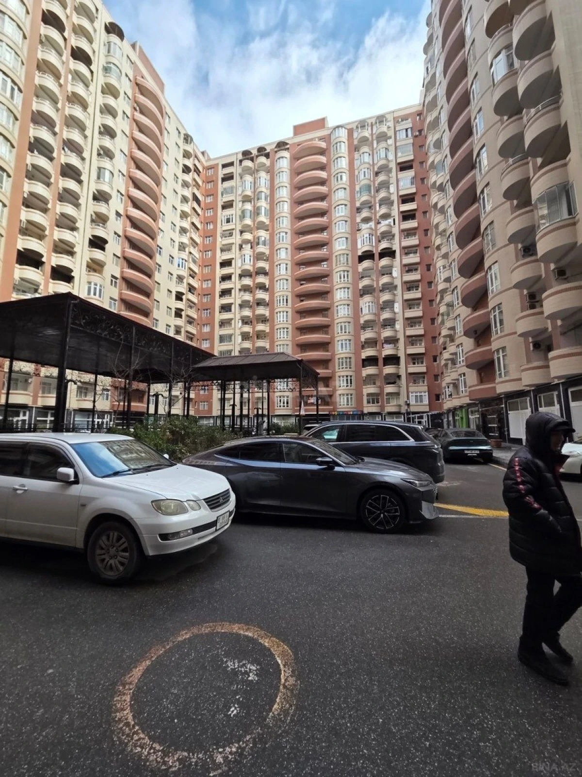 Satılır 3 otaqlı mənzil 137 m²