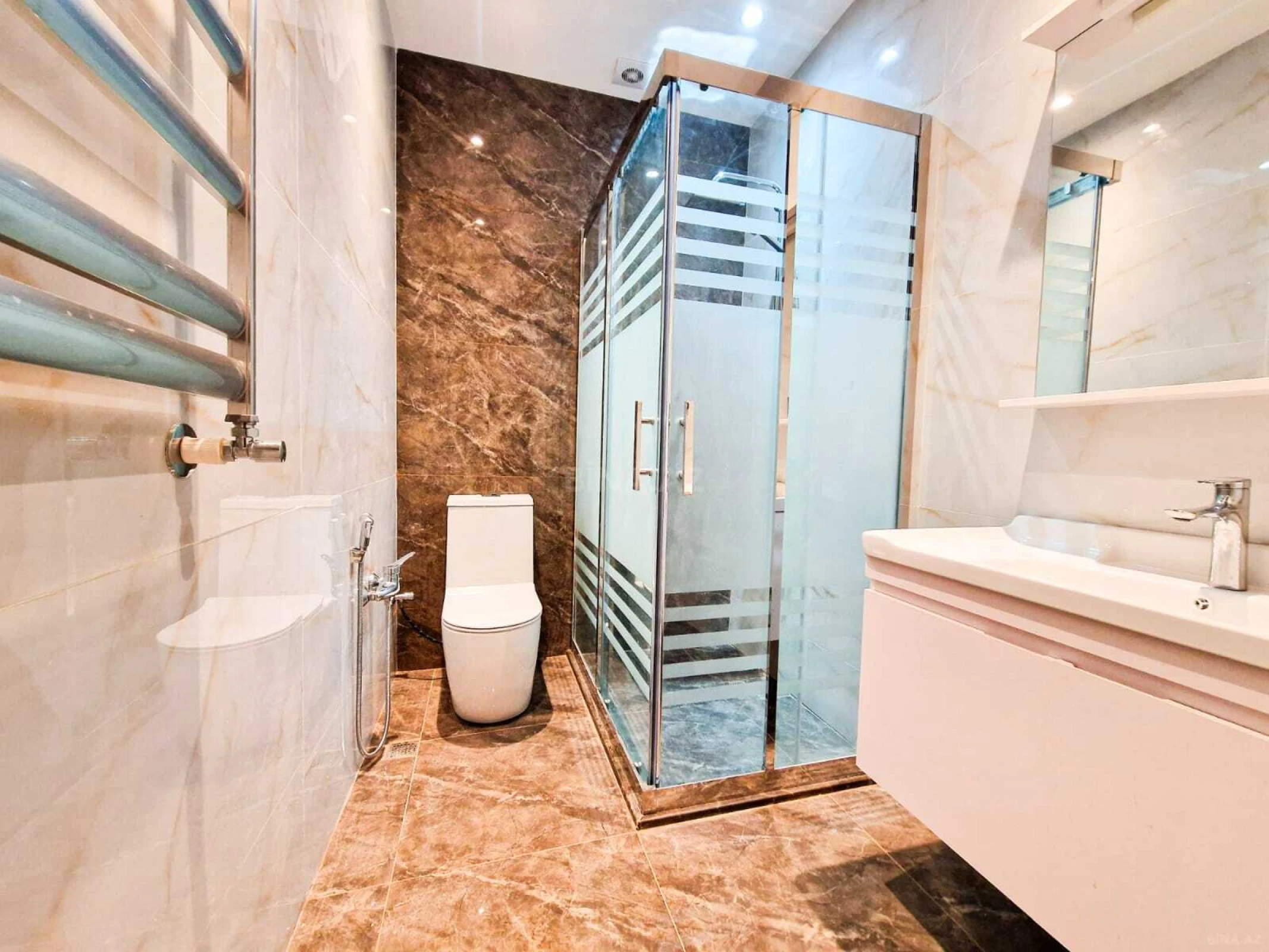 Satılır 2 otaqlı mənzil 63 m²