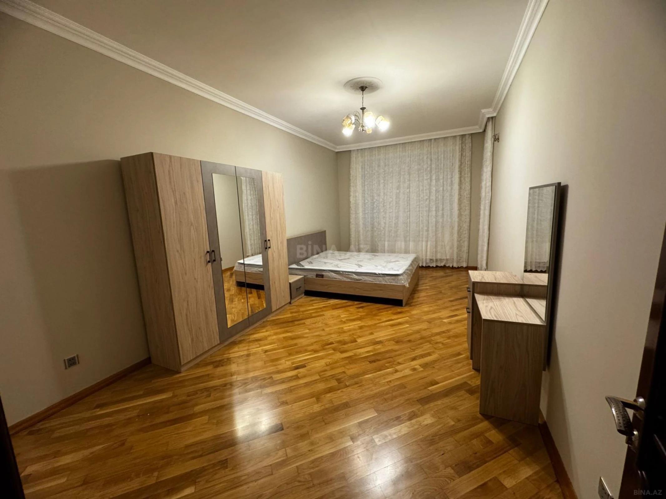 Kirayə verilir 3 otaqlı mənzil 130 m²
