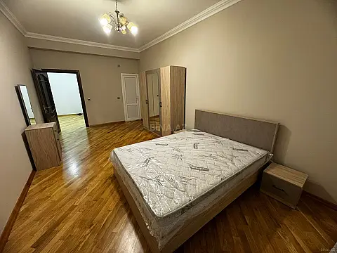 Kirayə verilir 3 otaqlı mənzil 130 m²