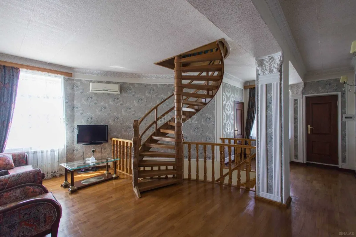 Satılır 7 otaqlı həyət evi 355 m²