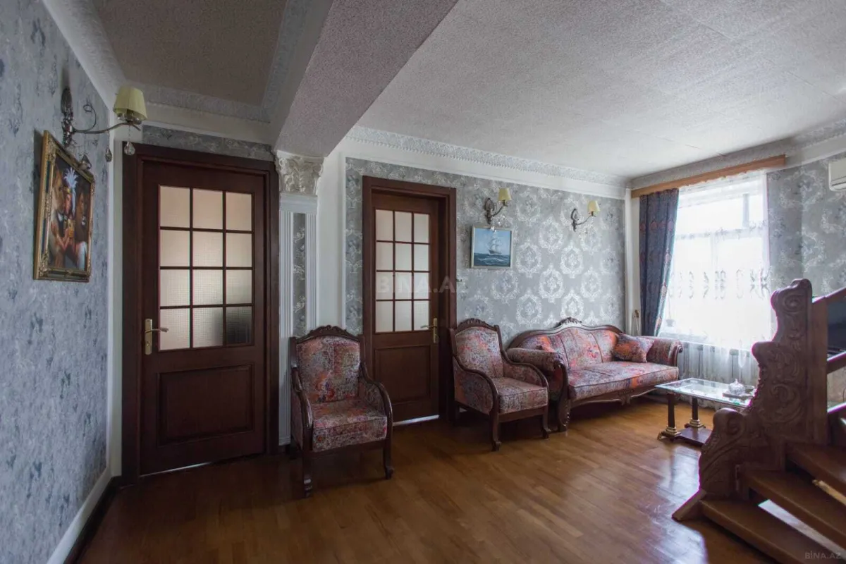 Satılır 7 otaqlı həyət evi 355 m²