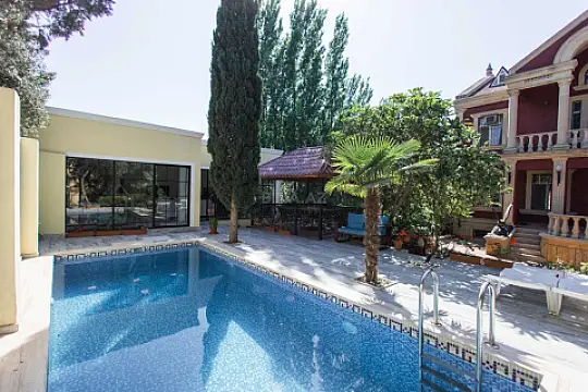 Satılır 7 otaqlı həyət evi 355 m²