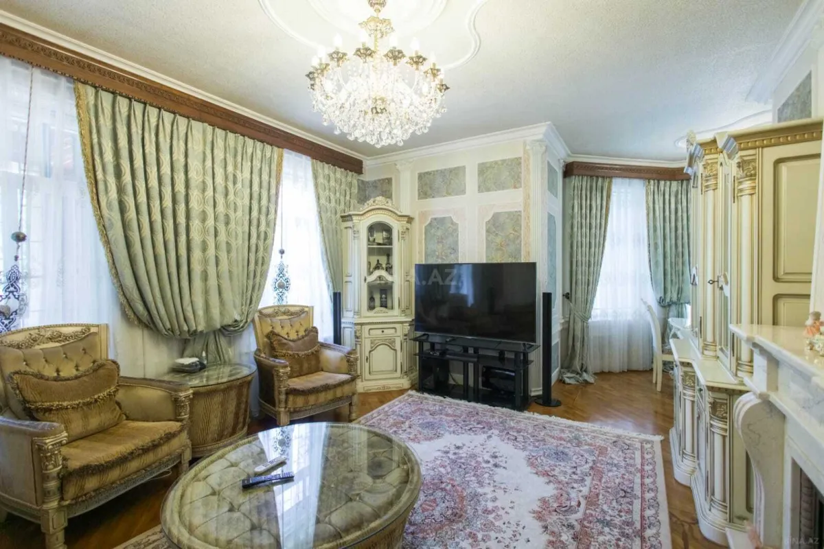Satılır 7 otaqlı həyət evi 355 m²