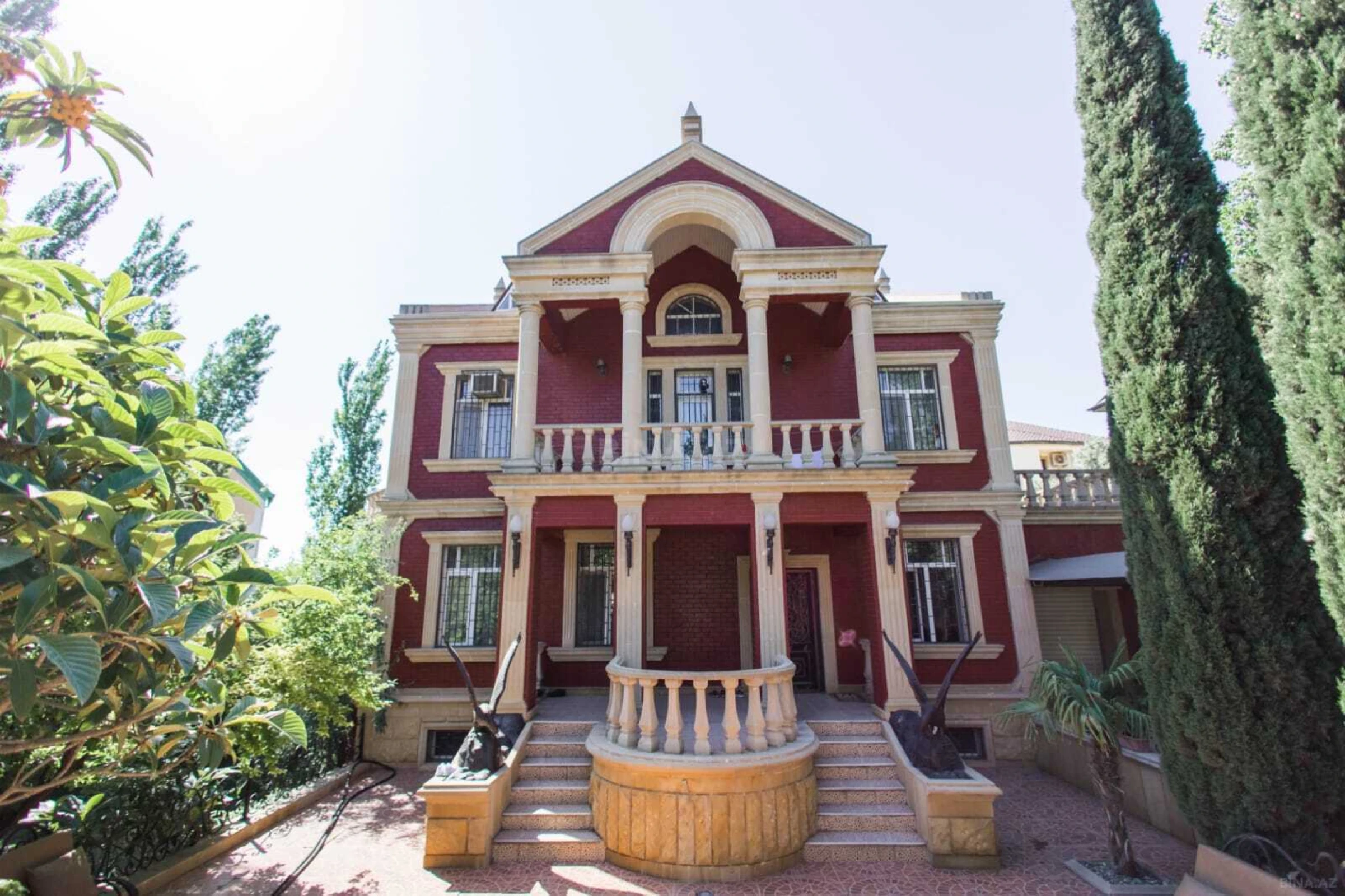 Satılır 7 otaqlı həyət evi 355 m²