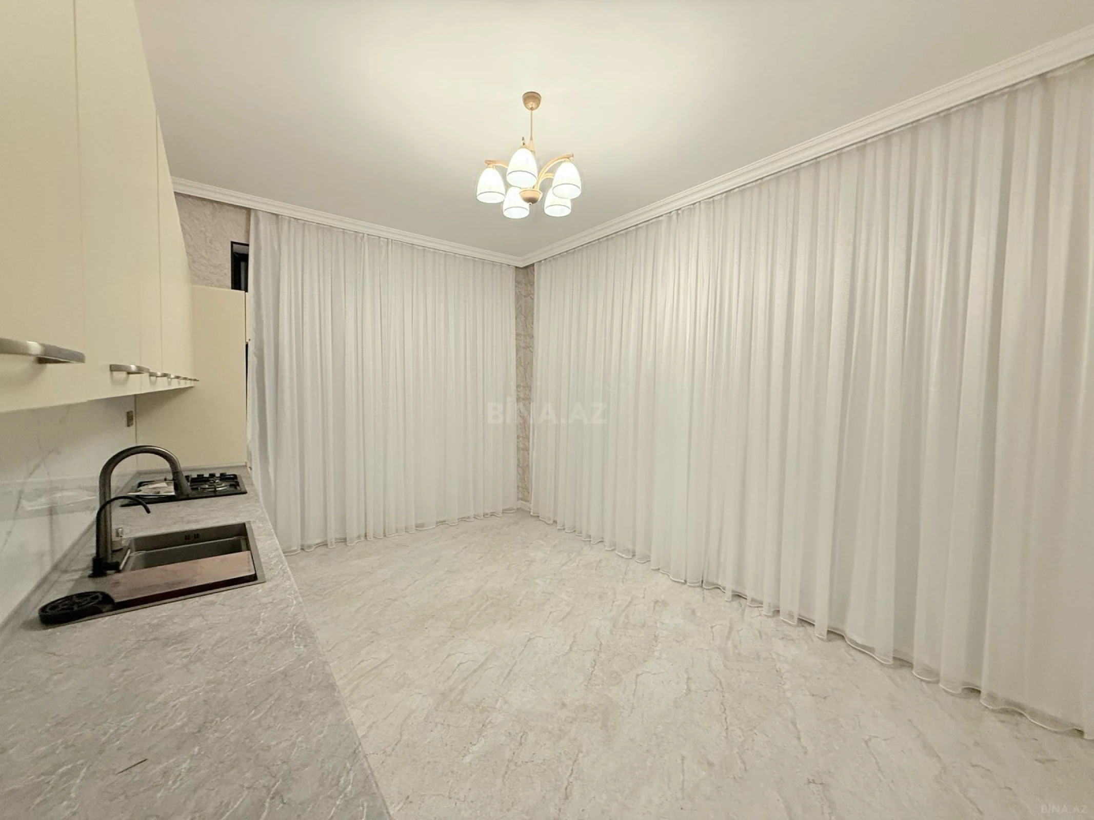 Satılır 6 otaqlı həyət evi 240 m²