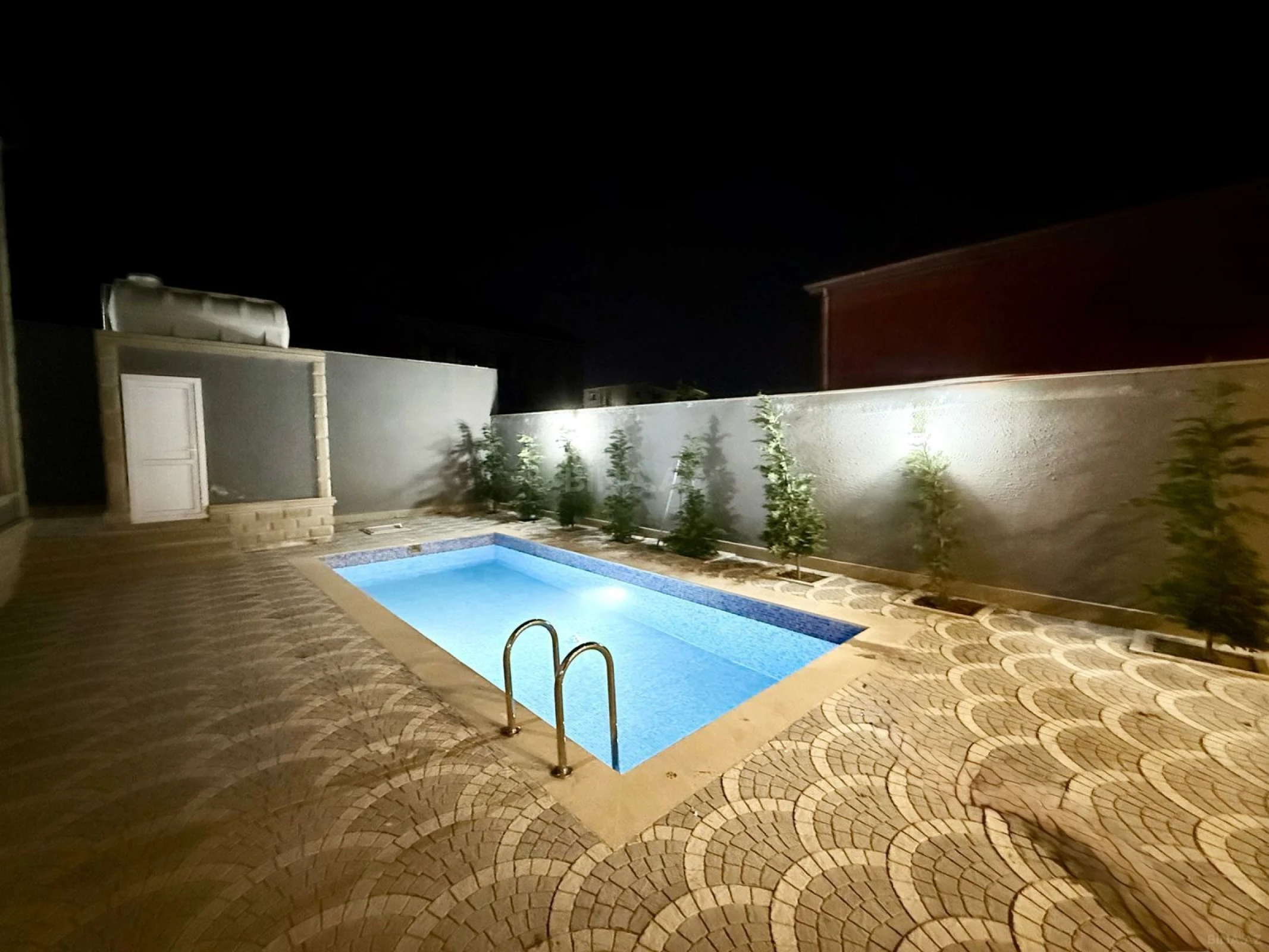 Satılır 6 otaqlı həyət evi 240 m²