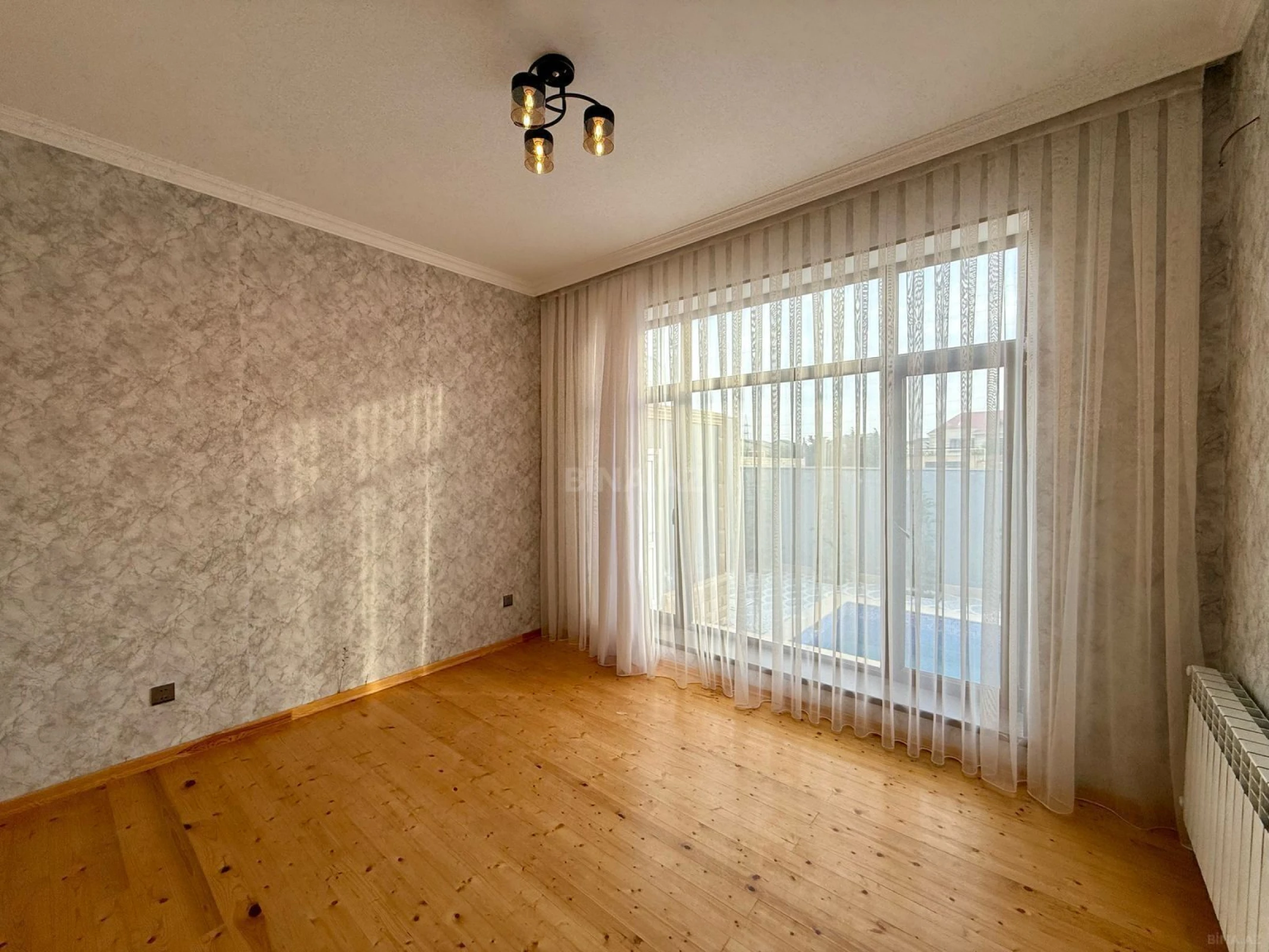 Satılır 6 otaqlı həyət evi 240 m²