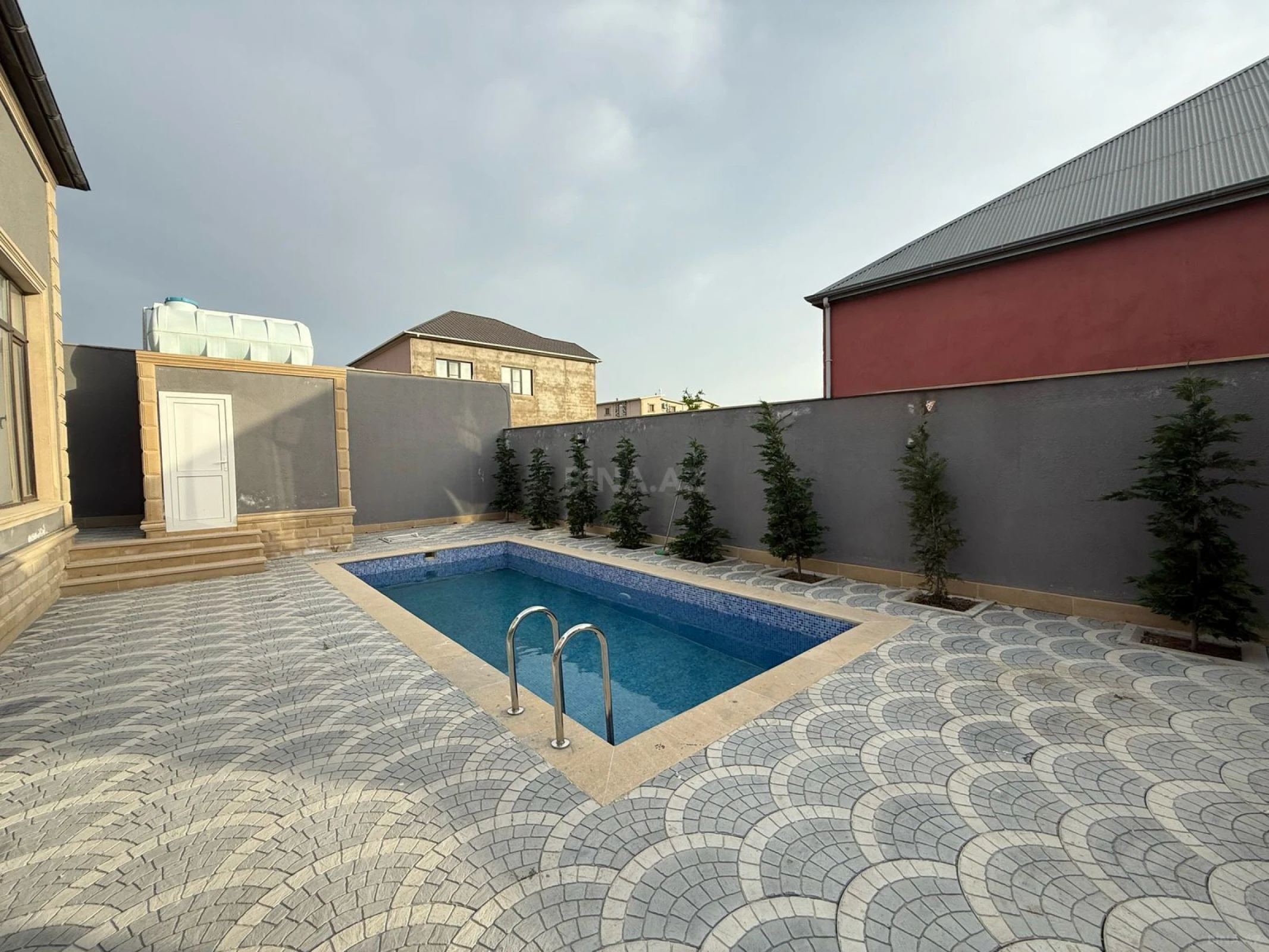 Satılır 6 otaqlı həyət evi 240 m²