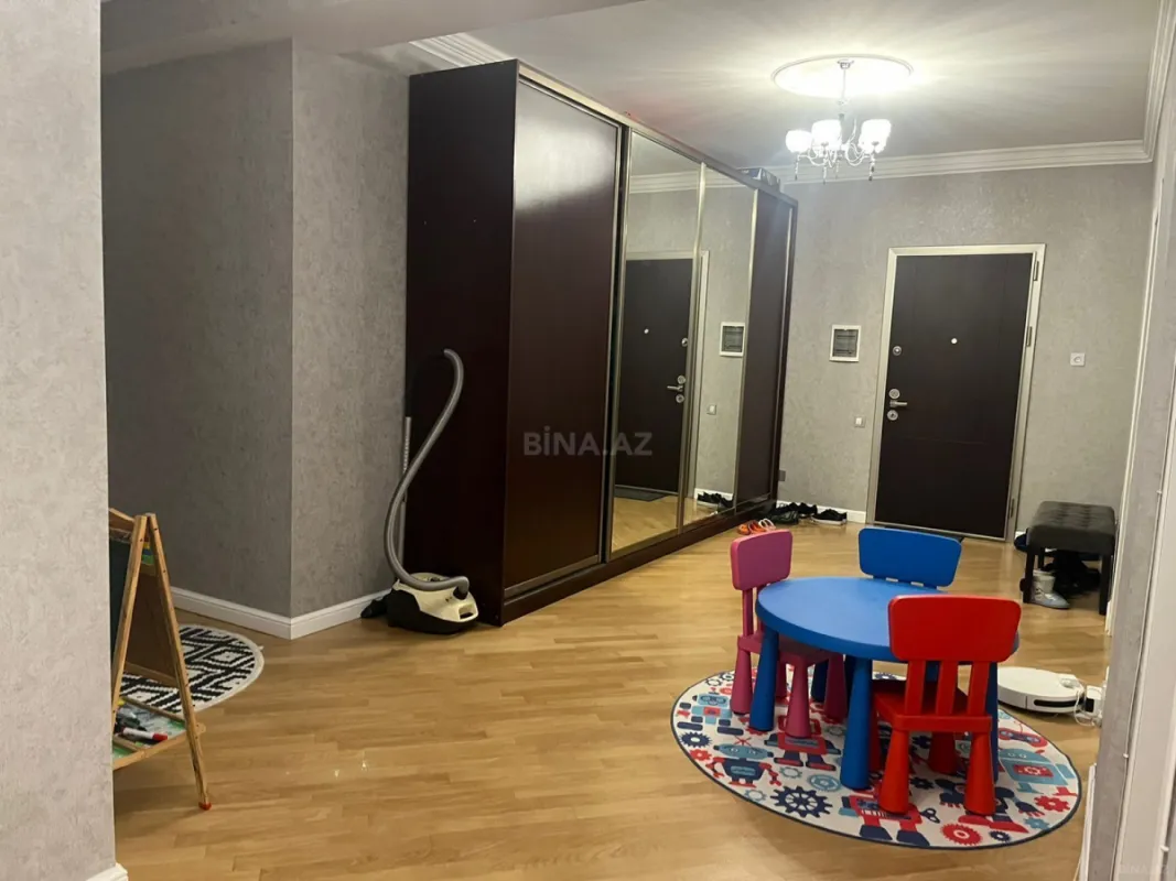Satılır 3 otaqlı mənzil 150 m²