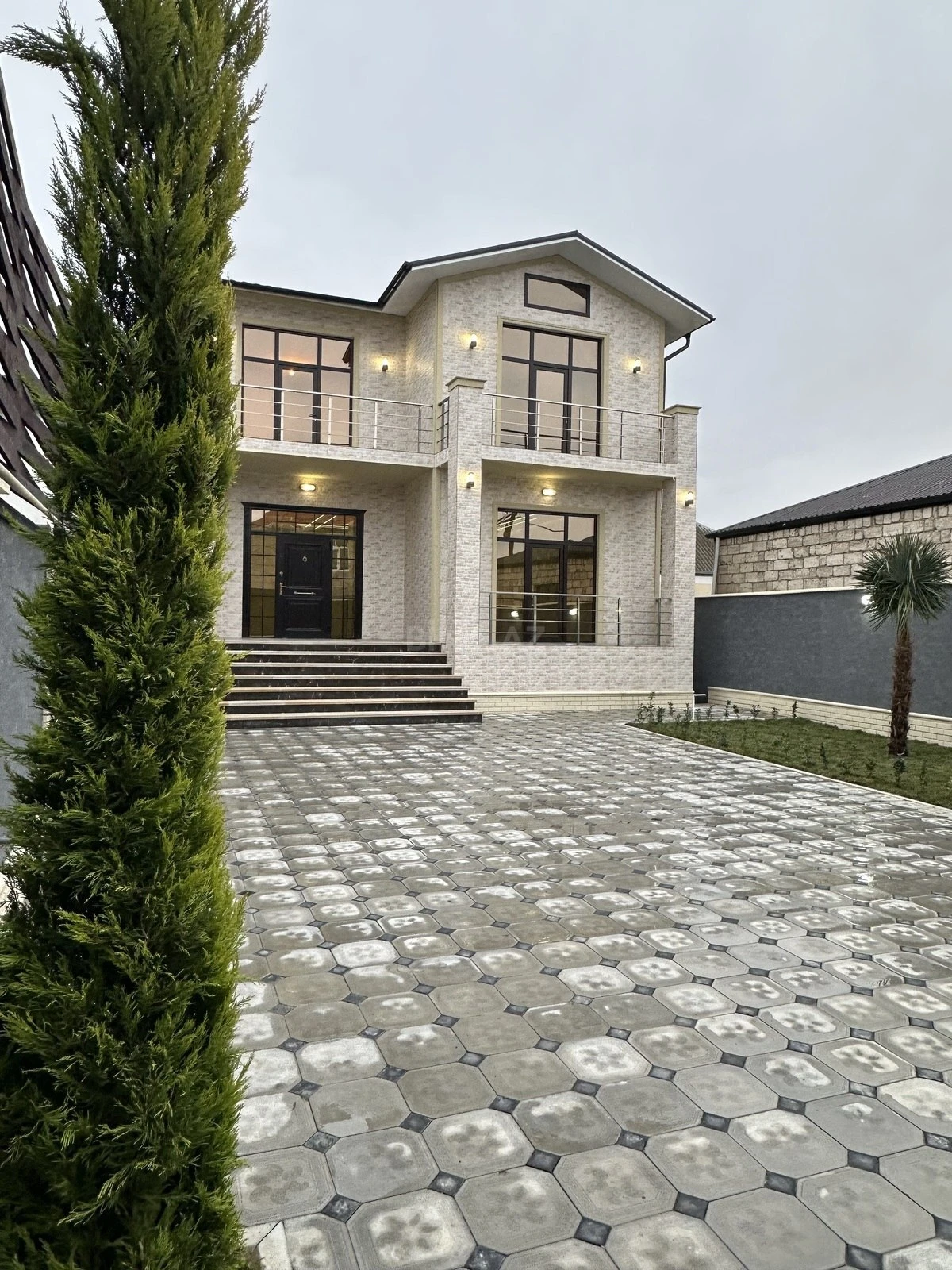 Satılır 6 otaqlı həyət evi 280 m²