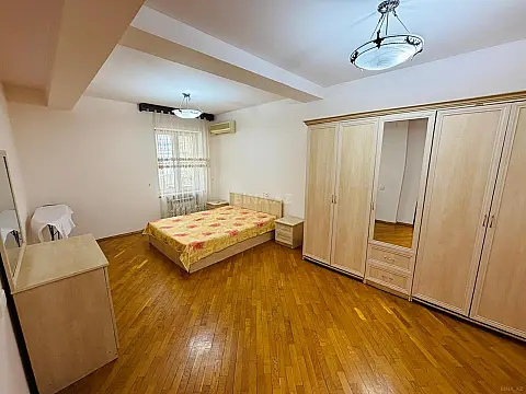 Satılır 3 otaqlı mənzil 152 m²