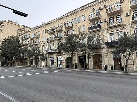 Satılır 3 otaqlı mənzil 152 m²