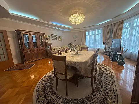 Kirayə verilir 4 otaqlı mənzil 200 m²
