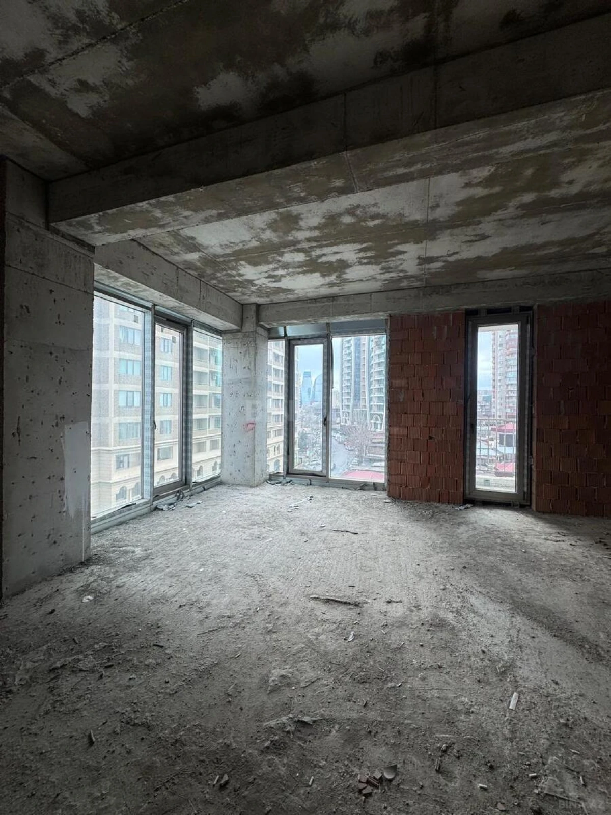 Satılır 3 otaqlı mənzil 113 m²