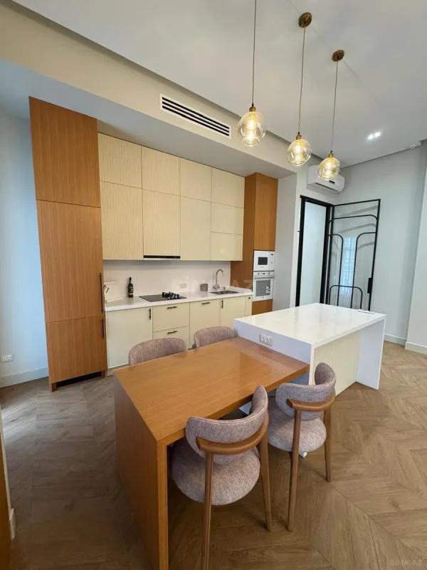 Kirayə verilir 4 otaqlı mənzil 145 m²