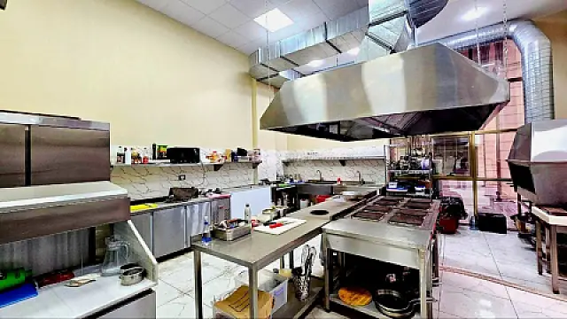 Satılır obyekt 400 m²