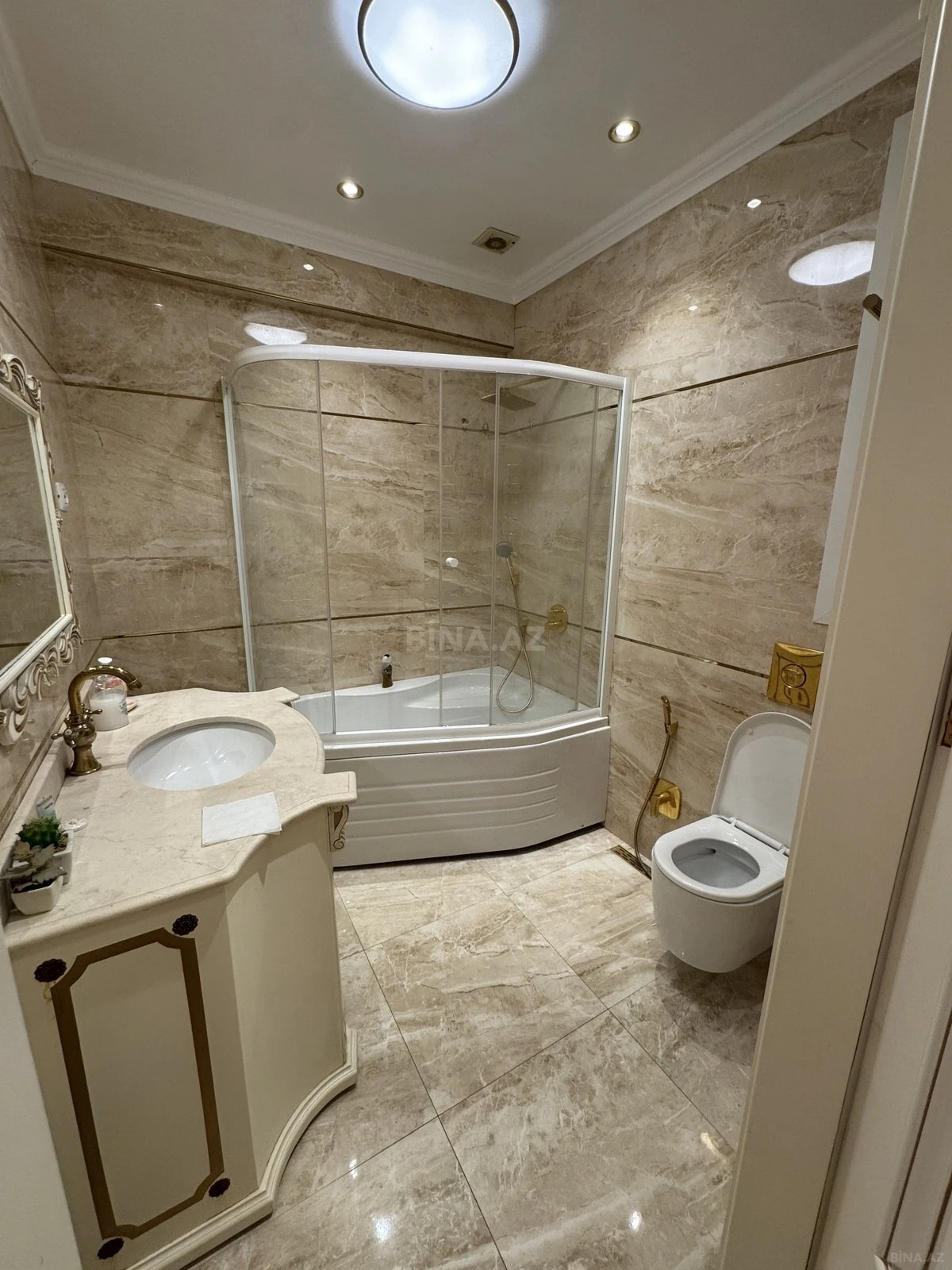 Kirayə verilir 4 otaqlı mənzil 181 m²