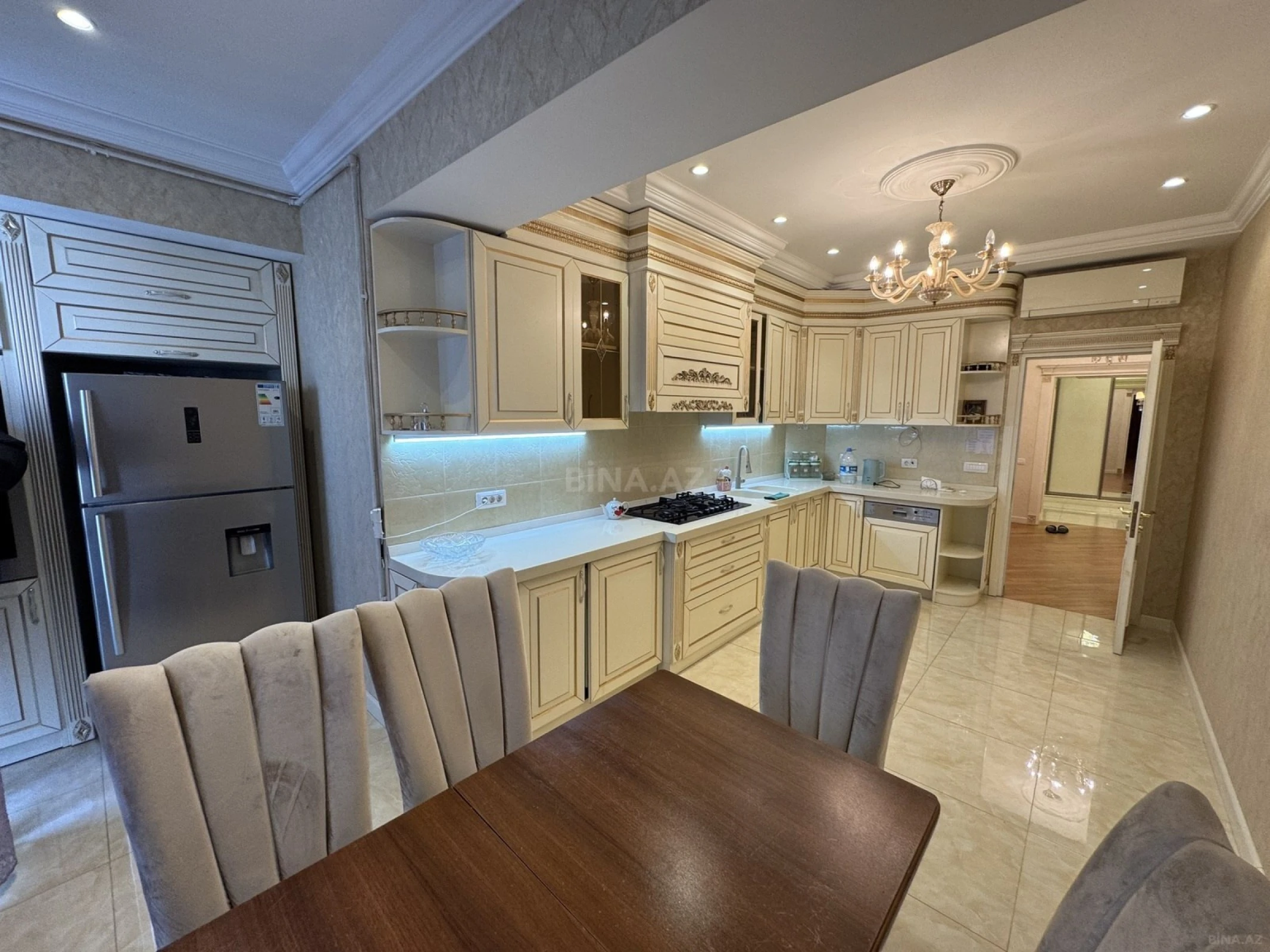 Kirayə verilir 4 otaqlı mənzil 181 m²