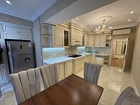 Kirayə verilir 4 otaqlı mənzil 181 m²