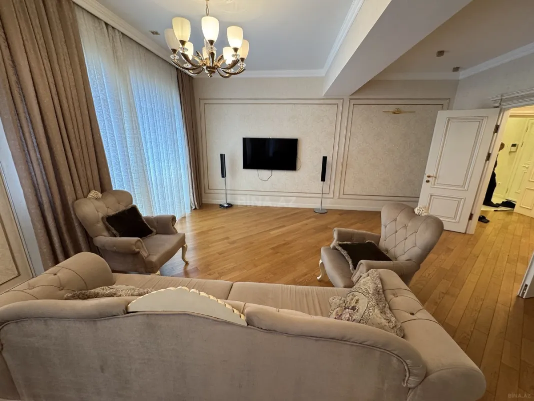 Kirayə verilir 4 otaqlı mənzil 181 m²
