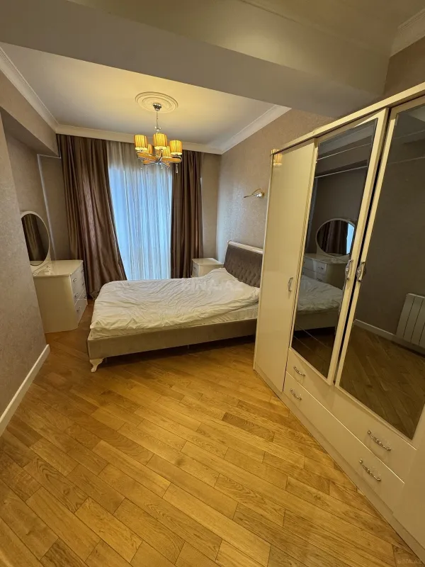 Kirayə verilir 4 otaqlı mənzil 181 m²