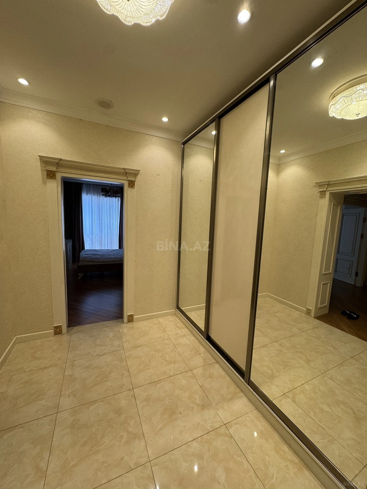 Kirayə verilir 4 otaqlı mənzil 181 m²