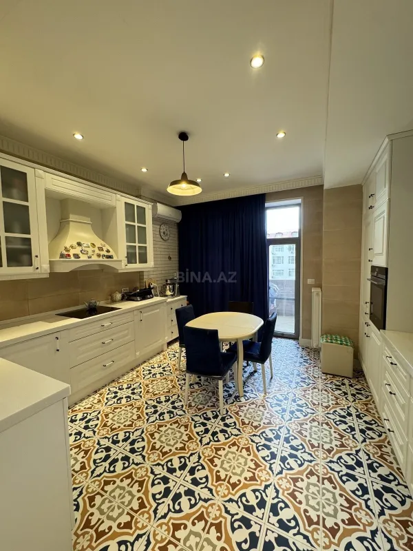 Satılır 3 otaqlı mənzil 170 m²