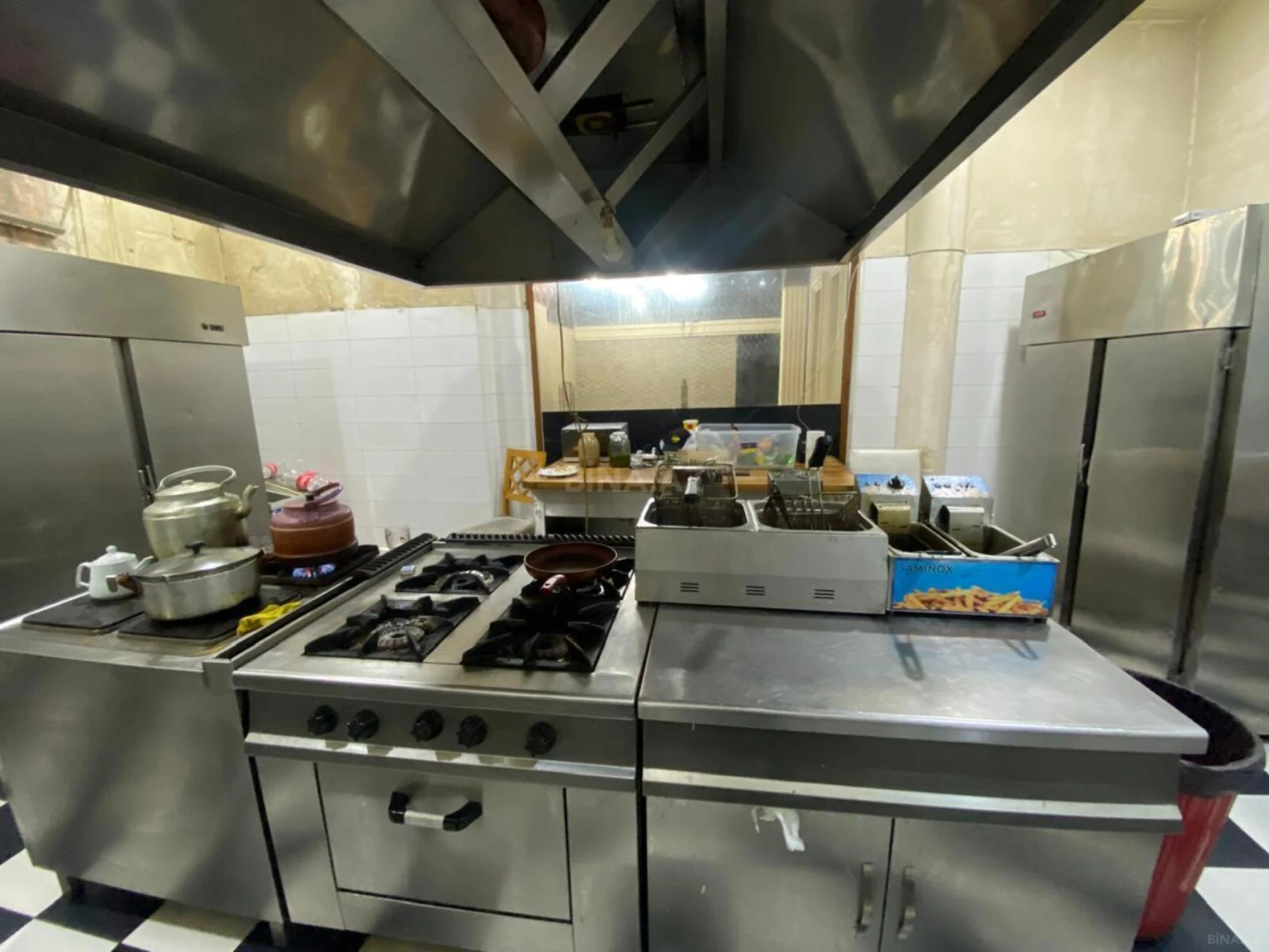 Satılır obyekt 850 m²