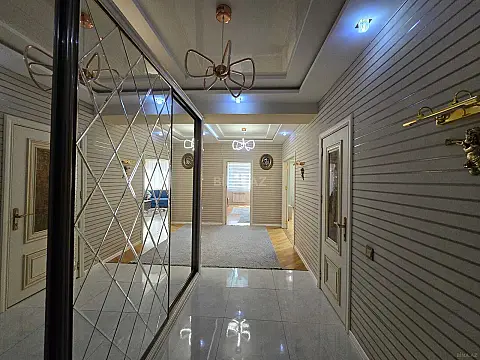 Satılır 4 otaqlı mənzil 158 m²