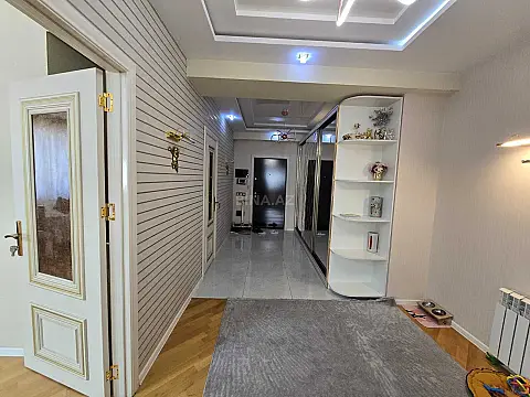 Satılır 4 otaqlı mənzil 158 m²