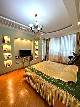 Satılır 3 otaqlı mənzil 175 m²