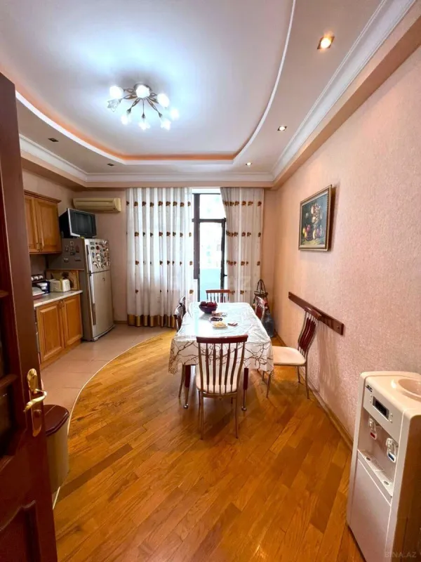 Satılır 3 otaqlı mənzil 175 m²