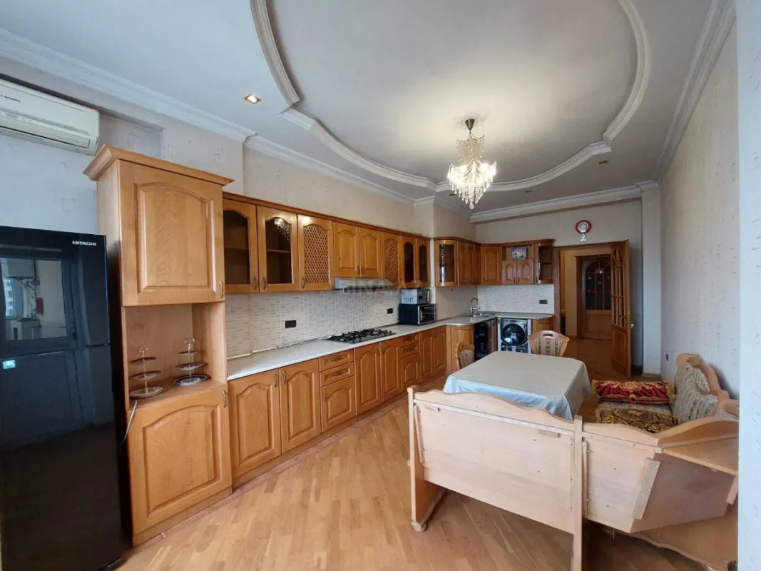 Kirayə verilir 4 otaqlı mənzil 220 m²