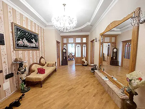 Kirayə verilir 4 otaqlı mənzil 220 m²