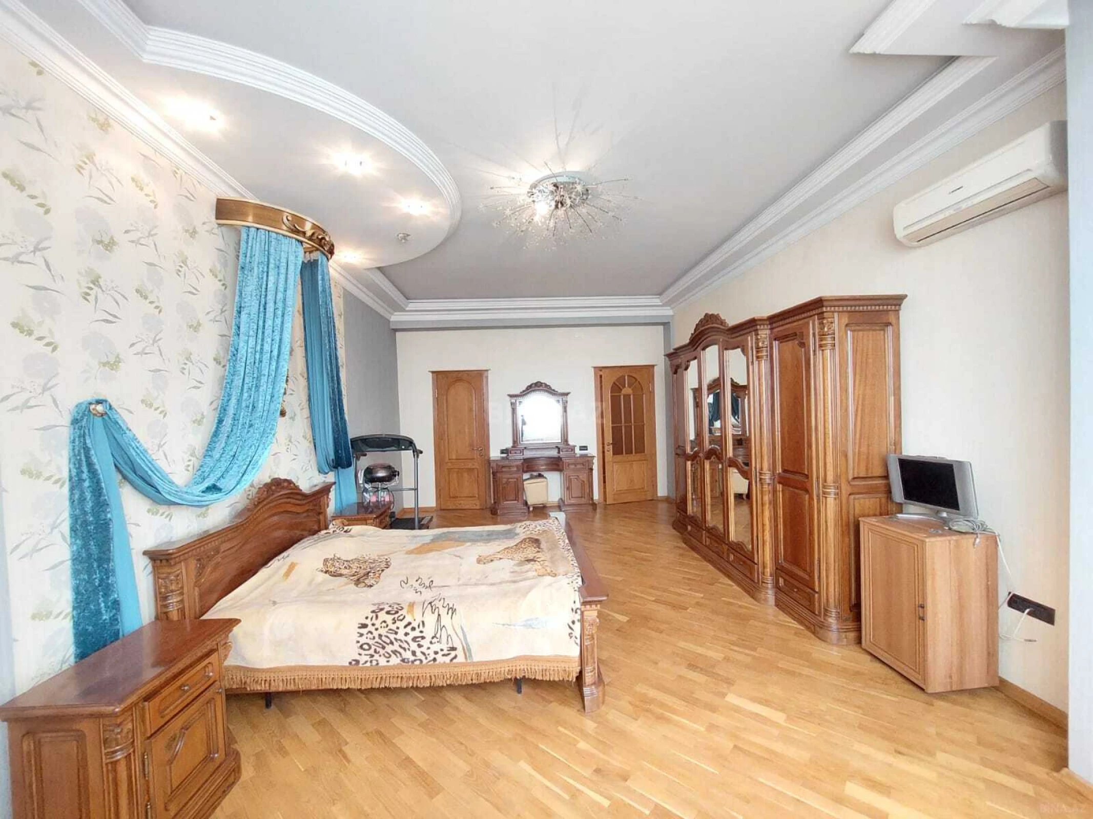 Kirayə verilir 4 otaqlı mənzil 220 m²