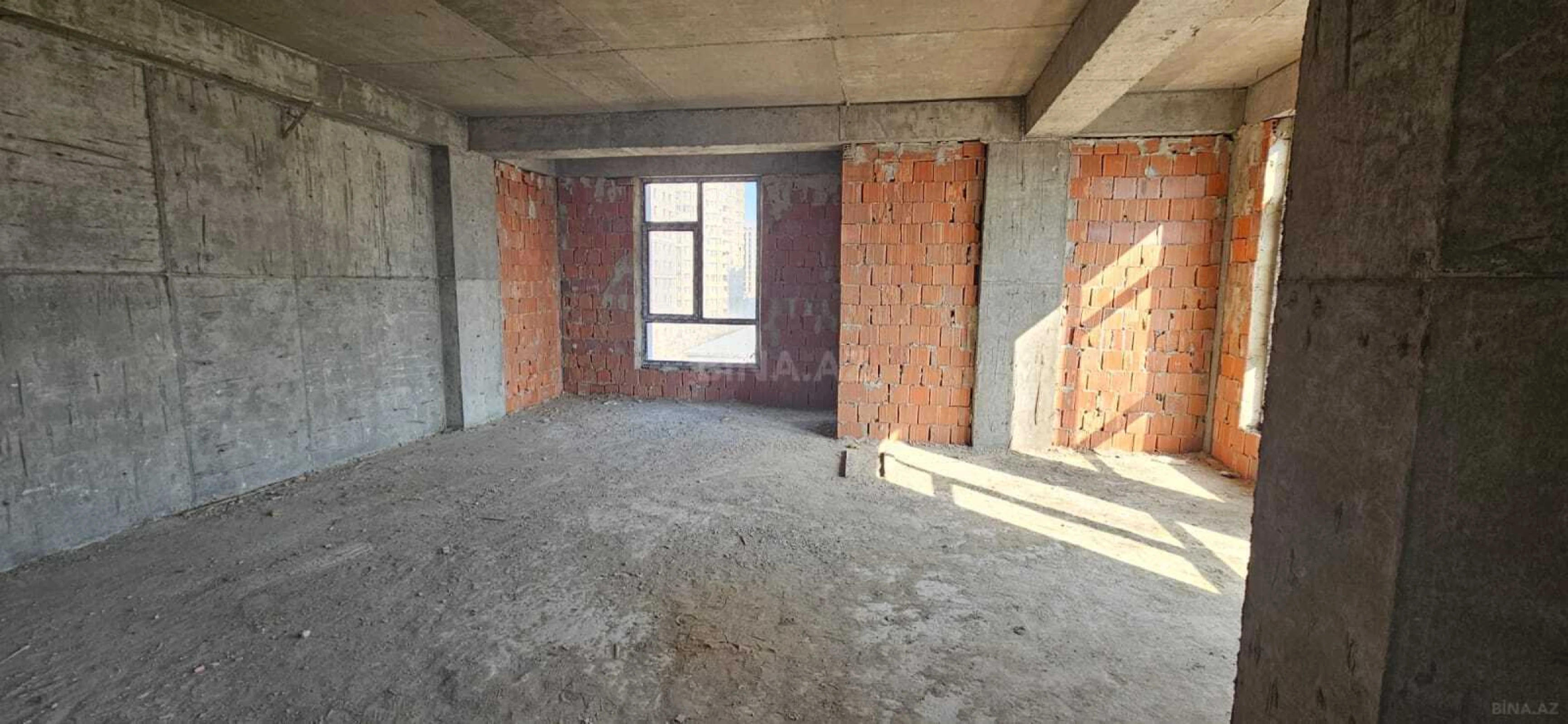 Satılır 4 otaqlı mənzil 179 m²