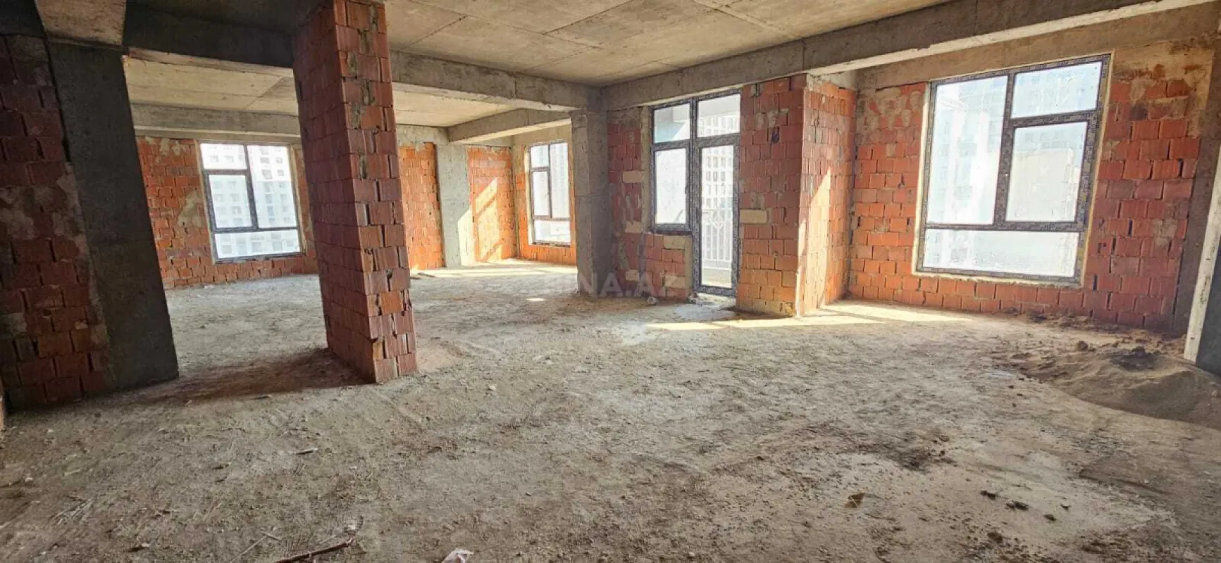 Satılır 4 otaqlı mənzil 179 m²