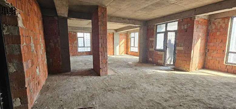 Satılır 4 otaqlı mənzil 179 m²