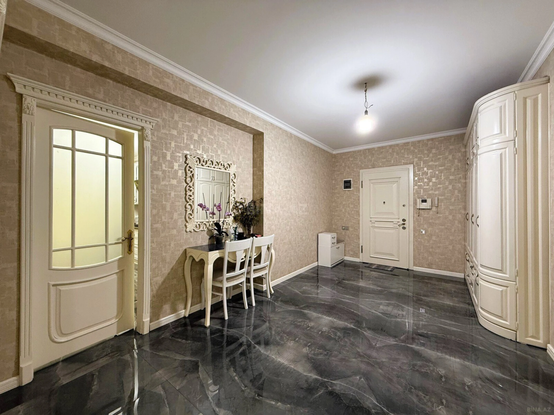 Satılır 3 otaqlı mənzil 151 m²