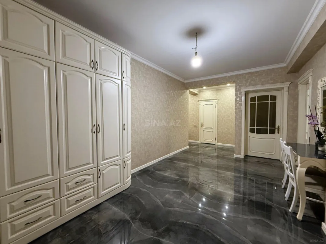 Satılır 3 otaqlı mənzil 151 m²